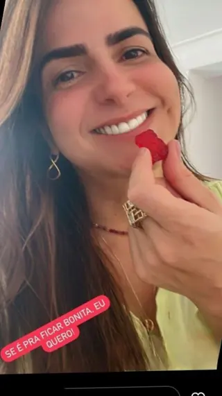 Cliente mordendo uma gominha de ursinho