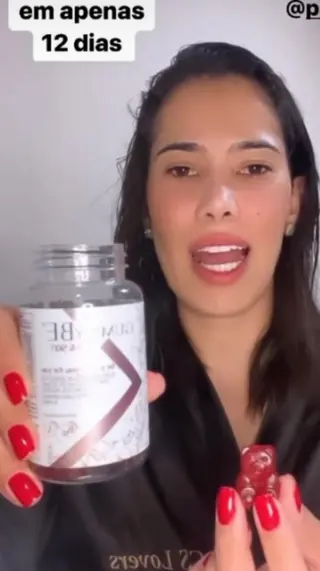 Cliente mostrando o pote e uma gominha